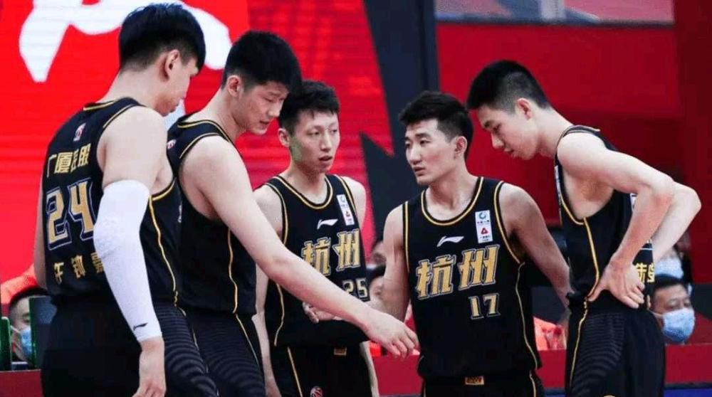 与他的年龄相比，他非常成熟。